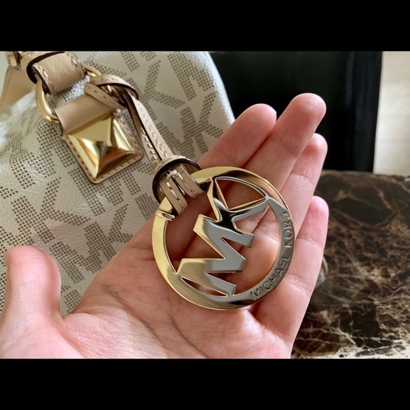 Michael Kors signature grayson medium satchel - Picture 8 of 8